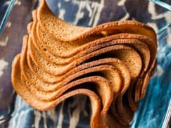 Арахис в глазури: Ресторанные гренки с сыром