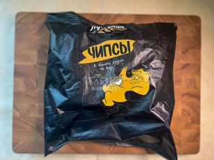 Картофель «Бруто» со вкусом сметаны и зелени 70 гр.: Багет пшеничный карамелизированый лук